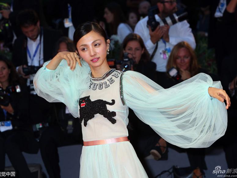 日女星满岛光红毯大摆清奇姿势