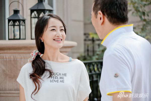 赵子琪与张晨光微笑交谈