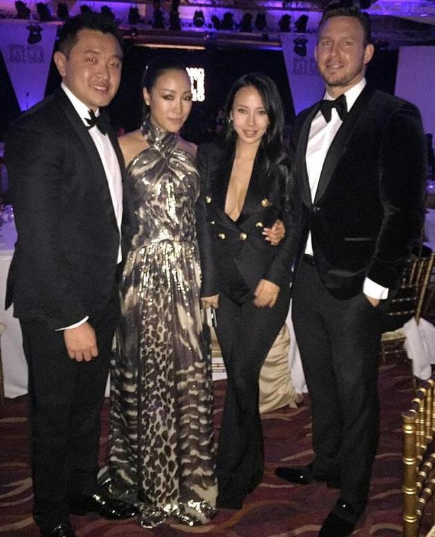 邢嘉倩(右二)带着男友(右一)与友人见面