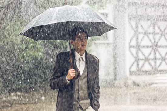 李易峰雨中撑伞