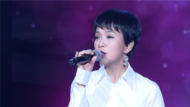 9月14日21:25,演员闫妮和歌手陈明[微博]做客《群英会》,两人分别在