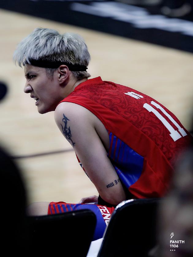 吴亦凡带伤比赛