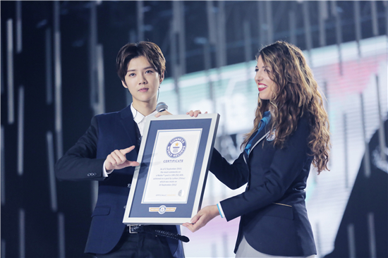 鹿晗春节假期变运动boy 现身绿茵场踢足球|鹿晗|足球|吉尼斯_新浪娱乐_新浪网