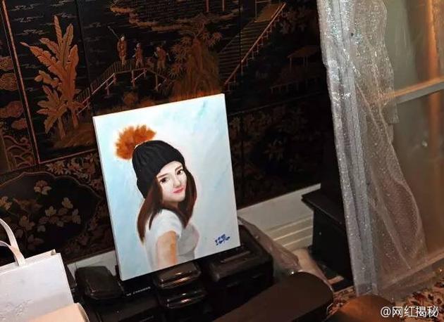 王思聪早前接受媒体采访，家中惊现前女友雪梨俏像油画。