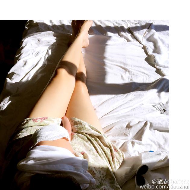 兽兽躺床露大长腿