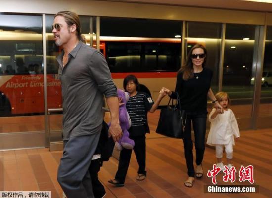 2013年7月28日，皮特和朱莉带着她们的孩子前往日本东京，一家人其乐融融。