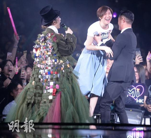 古天乐当众抱女歌迷上台合照,被称赞很MAN