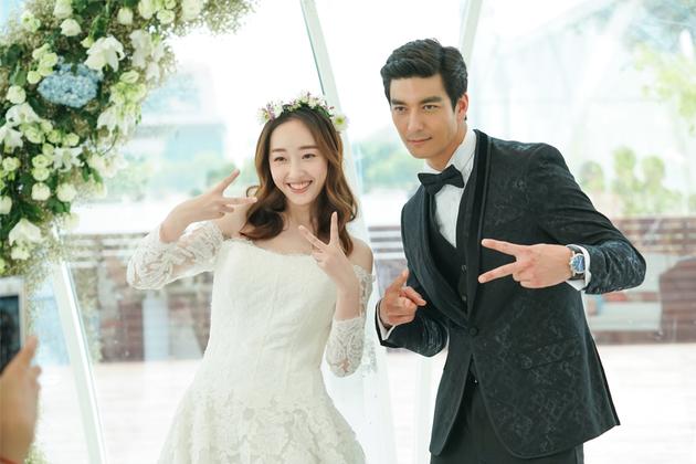 丹尼斯·吴 蒋梦婕片场俏皮合影