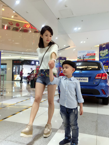 李念新戏搭档小鲜肉 商场牵手羡煞网友_娱乐新闻