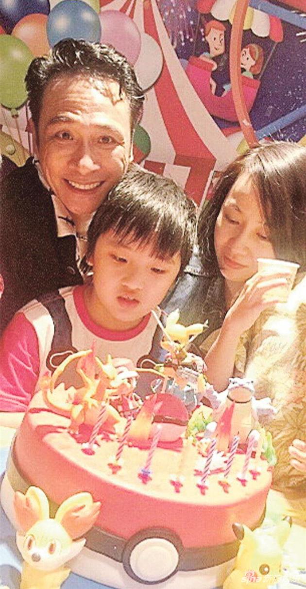 吴镇宇与太太帮儿子Feynman庆祝8岁生日，一家三口温馨幸福