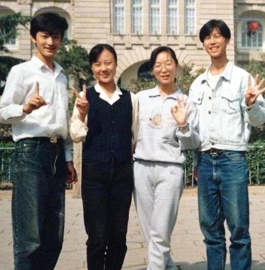 黄晓明高中青涩照曝光 白衬衫牛仔裤帅气