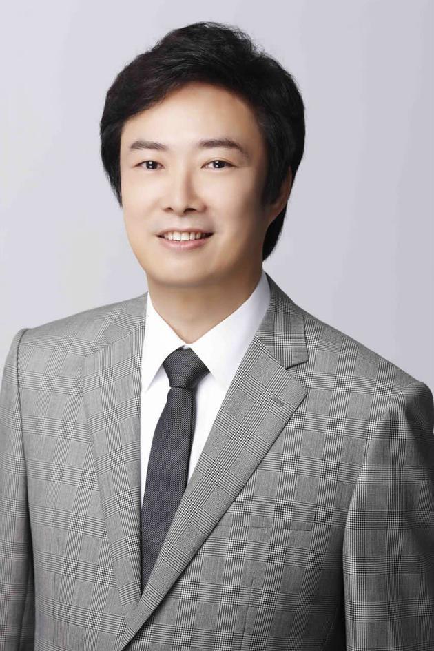 2.费玉清展现迷人微笑