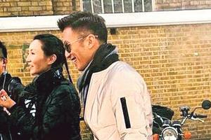 张曼玉与谢霆锋在伦敦街头被野生捕获，两人聊得好开心。（网上图片）