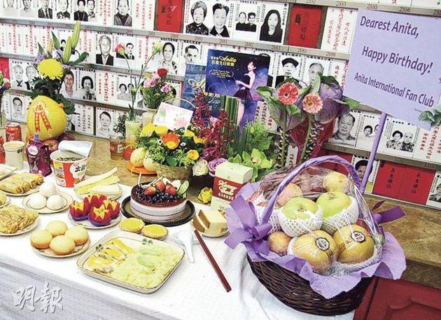 一群忠实歌迷昨天（10月10日）带着梅艳芳生前爱吃的食物到省善真堂拜祭，有海南鸡饭、蛋挞及生日蛋糕等。