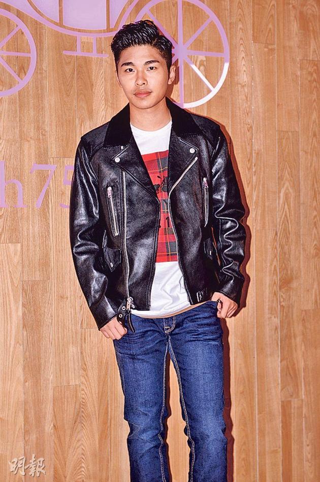 游学修抗拒与旧爱拍亲热戏。