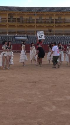 反斗牛人士闯入MV拍摄地