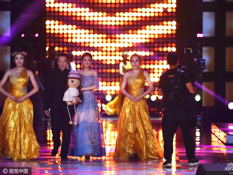 赵丽颖香肩美艳亮相颁奖典礼