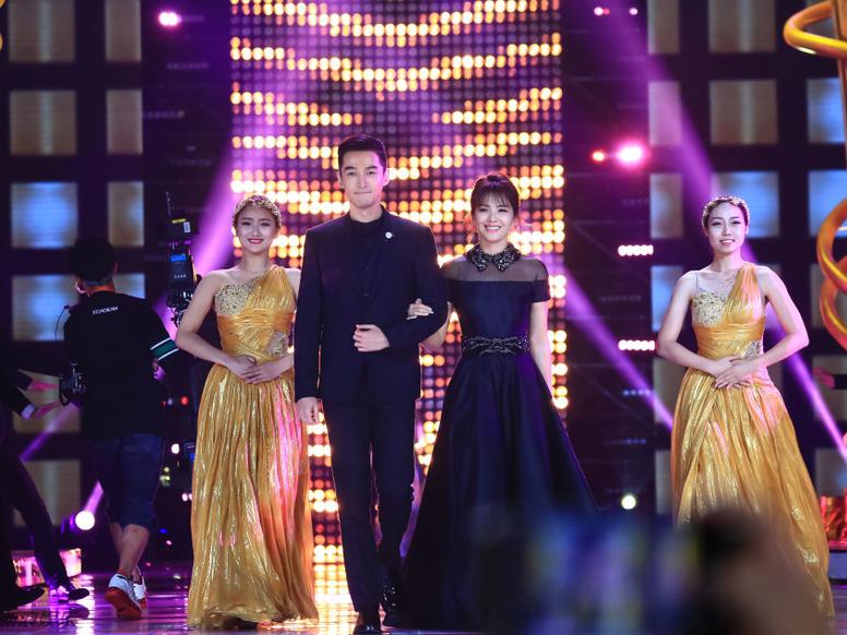 金鹰奖“琅琊CP”刘涛挽胡歌