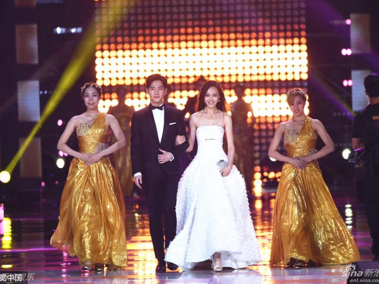 唐嫣牵手杨洋高颜值CP登台