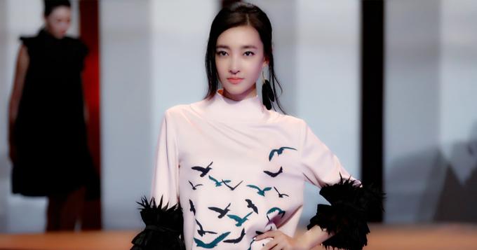 组图：王丽坤舞姿柔美婀娜 竞拍哭红眼眶惹人怜