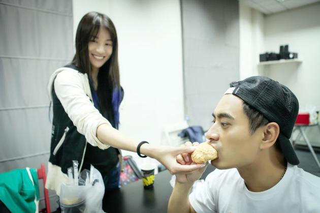 章龄之携爱心餐探班陈龙 恩爱喂食狂虐狗|章龄之|陈龙|单身狗_新浪娱乐_新浪网