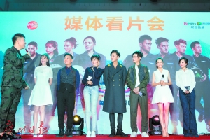 李锐、张蓝心、黄子韬、蒋劲夫、佟丽娅(从左到右)