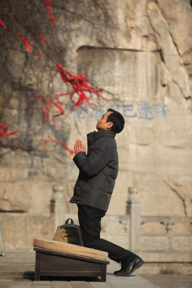 再次撞见出门旅游的妻子与奸夫亲热 牛爱国心中执念又起，庙中求佛祖保佑女儿百慧