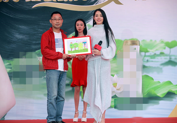 郭碧婷现身活动现场