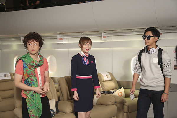 韩庚头等舱偶遇青岛大姨被忽视