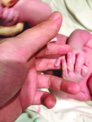 陈赫在微博发布了一张与婴儿“大手牵小手”的合照