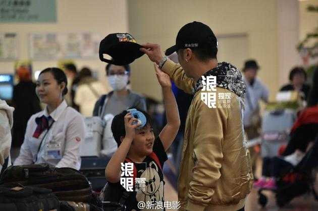吴镇宇父子抵达东京