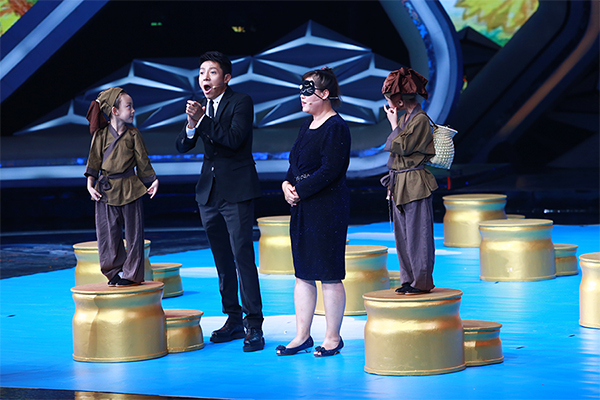 “声纳人”陈燕将服饰相同的小孩一一配对
