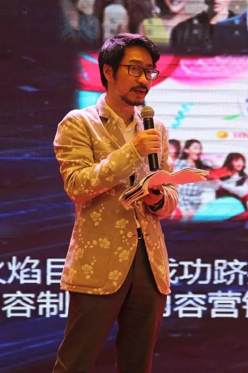 华纳官宣片出炉 领衔综艺神文案好评如潮|华纳