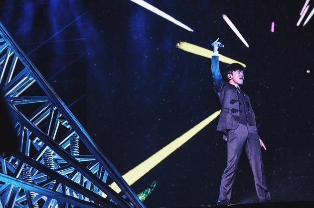 张杰成都开唱3万人场座无虚席 莫文蔚助阵