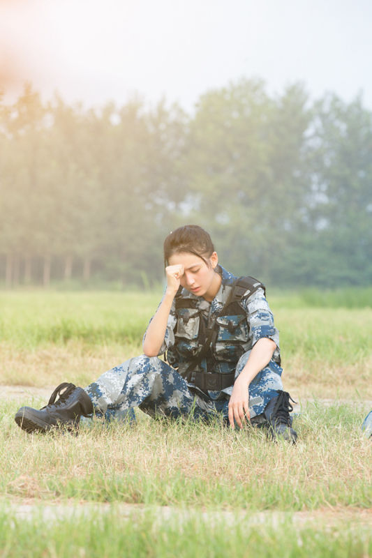 保护欲爆棚 佟丽娅改娇弱表象变霸气女兵|佟丽