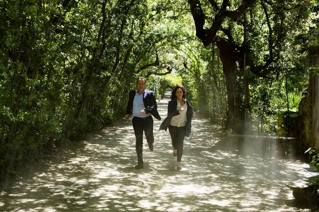 兰登教授与西恩娜一起奔跑在波波利花园