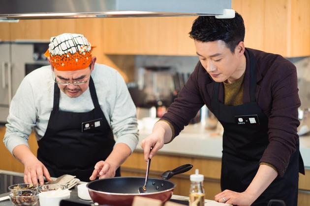 佟大为宣传电影秀厨艺 为粉丝烹制红烧肉|佟大