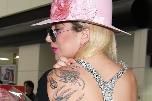 Lady Gaga美背大方露