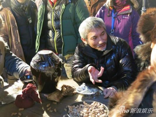 徐克在片场讲戏（资料图片）