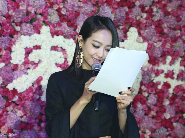 宋茜与粉丝背靠背读粉丝来信