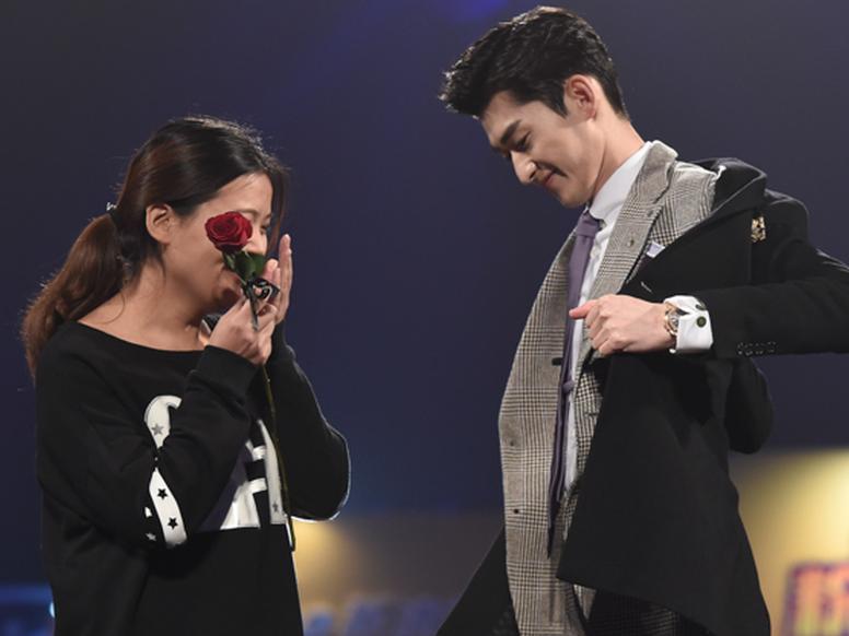 张翰亲手为女粉丝撩发披衣服