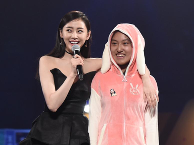 张天爱深V黑裙勾肩索吻霸气撩粉
