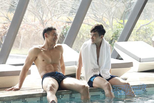 顾又铭展露健硕好身材