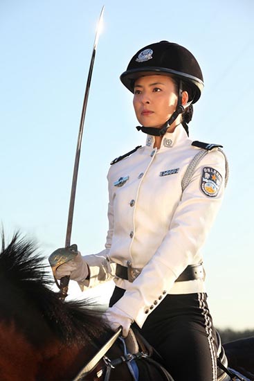 杨紫彤《警服女孩》初演女骑警 骑术精湛|杨紫彤|陈勋奇|穿警服的那些儿女孩_新浪娱乐_新浪网