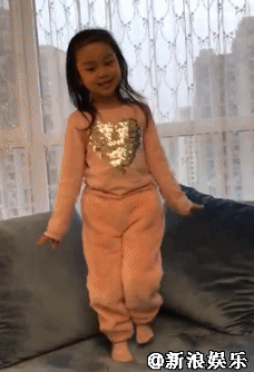 甜馨唱《甜蜜蜜》