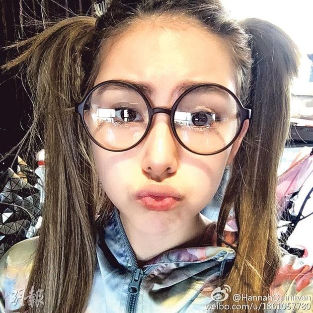 昆凌在微博上载戴眼镜嘟嘴的可爱照片