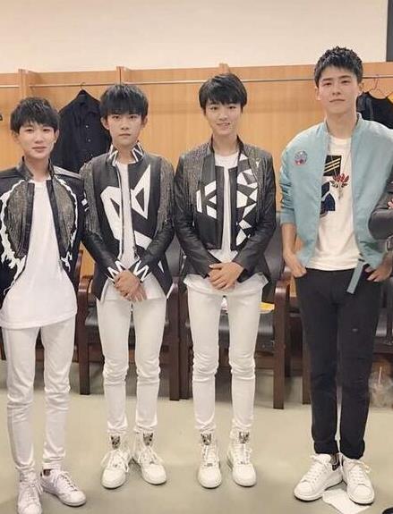 刘昊然与TFBOYS同框照片