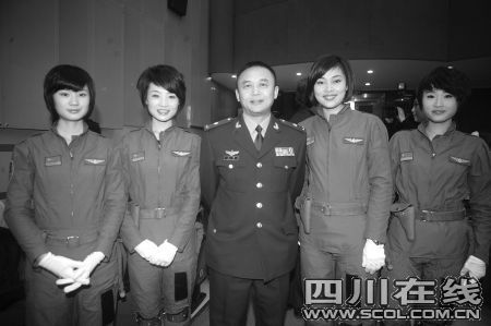 2010年2月的央视春晚,央视春晚彩排后台,余旭等四个川妹子,和尚敬导演合影