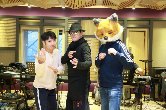 孙楠与音乐总监彩排