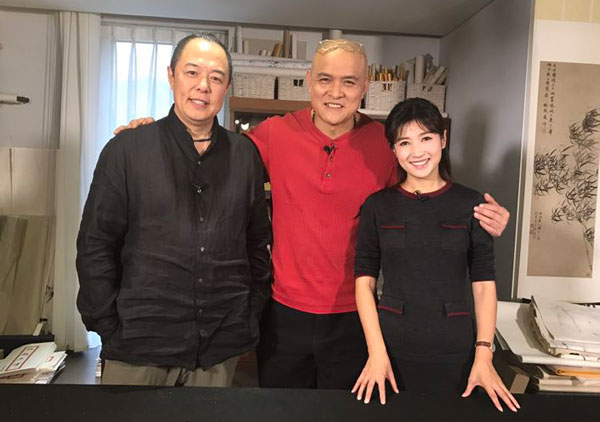 春妮作客张铁林家中 参观部分珍贵藏品_新浪娱乐_新浪网